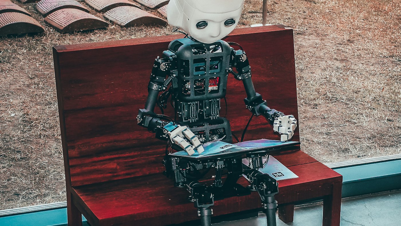 Illustration of artificial intelligence assisting with marketing work